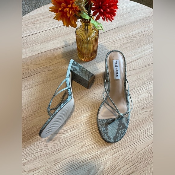 Steve Madden Green Snake Print Thong Heels - Picture 5 of 6